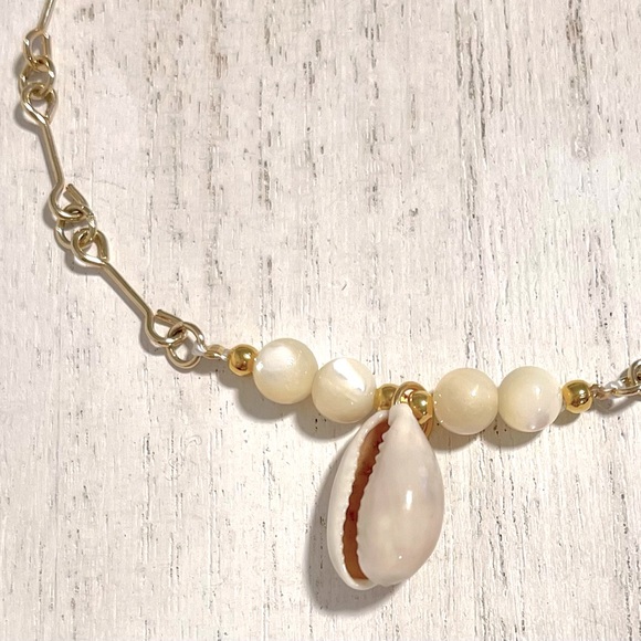 Anklet- Mother of Pearl Beads & Shell charm - Picture 3 of 4